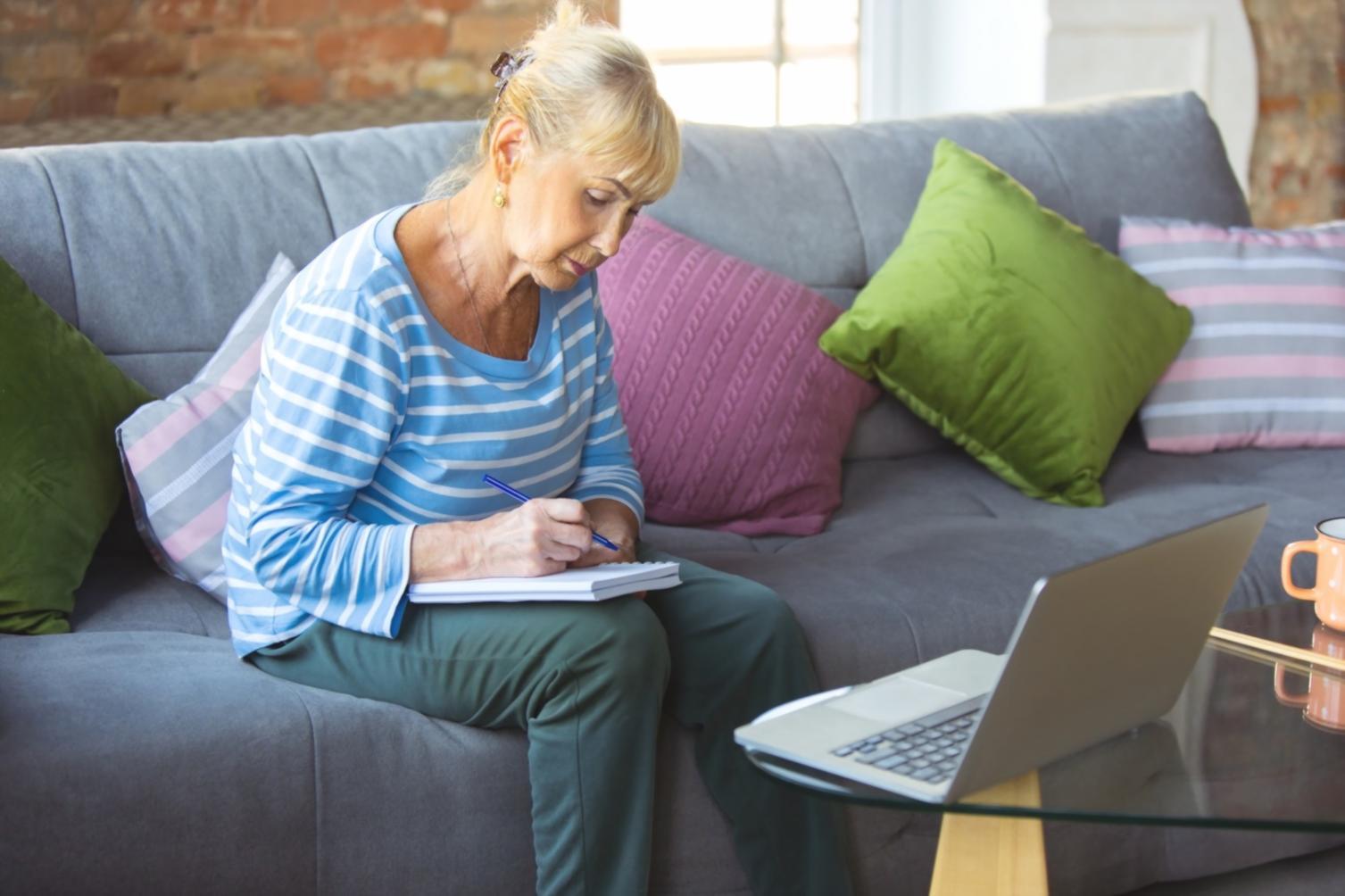 Bureau de travail avec documents financiers et ordinateur